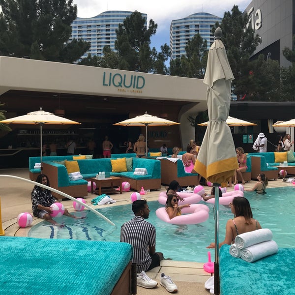 Foto tirada no(a) LIQUID Pool Lounge por Jennifer L. em 5/15/2019