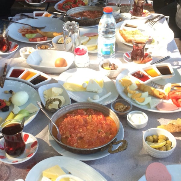 Das Foto wurde bei Dereli Vadi Restaurant von Ecem E. am 9/17/2016 aufgenommen