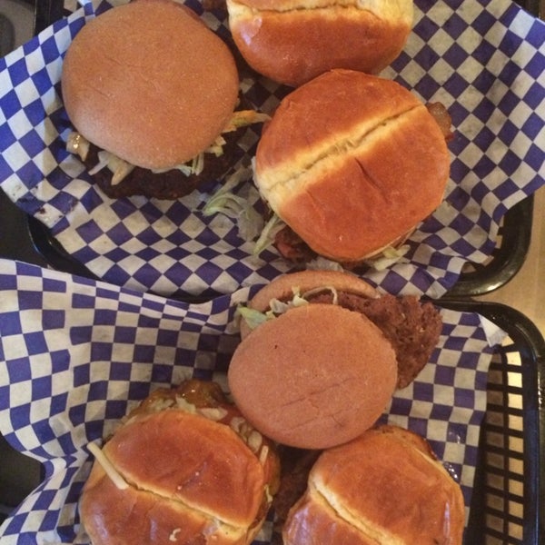 Снимок сделан в Boardwalk Fresh Burgers and Fries пользователем Jesse B. 5/23/2014