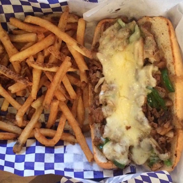 Снимок сделан в Boardwalk Fresh Burgers and Fries пользователем Jesse B. 5/23/2014
