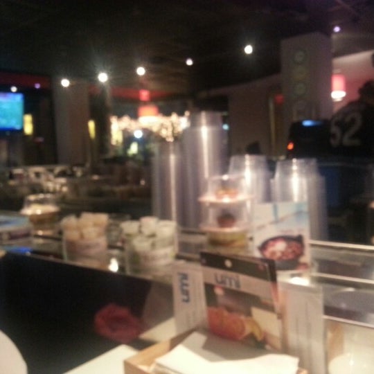 Foto diambil di Umi Sushi + Tapas oleh Seth W. pada 12/9/2012