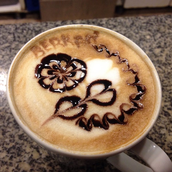 Photo prise au Osmanlı Kebap &amp; Caffė Latte par Berkan A. le7/28/2015