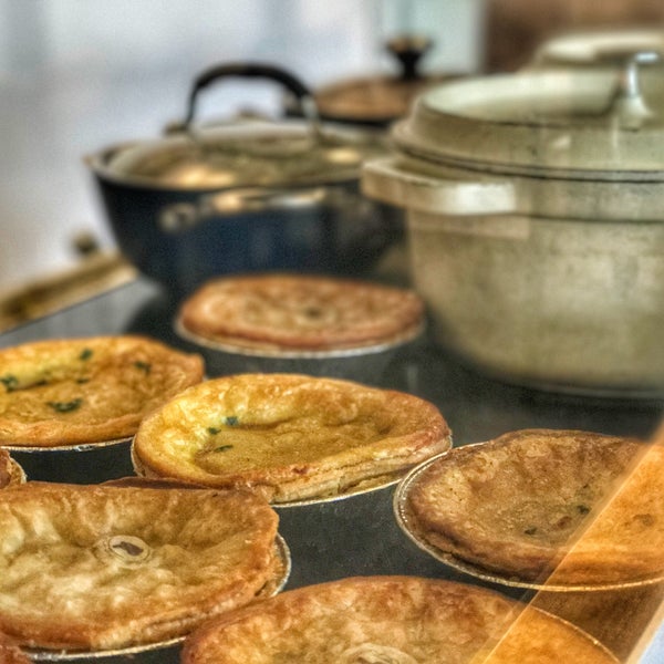 Foto diambil di Fork-In Aussie Pie Kitchen, Santa Monica oleh Sedef P. pada 2/21/2017