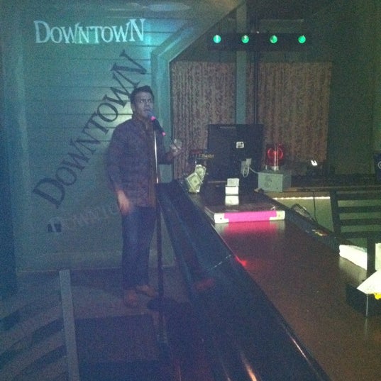 Foto tomada en Downtown Bar &amp; Lounge  por Pauline G. el 1/4/2013
