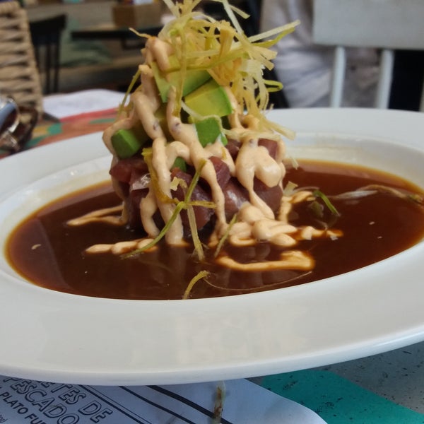 Carpaccio de atun y unas gallatitas saladas.  A gustin lara.