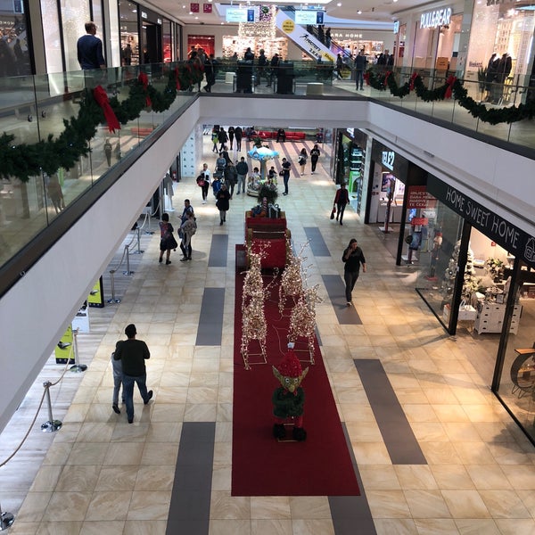 รูปภาพถ่ายที่ Mall of Split โดย Marina S. เมื่อ 11/25/2018