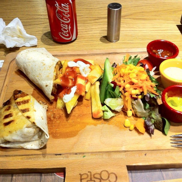 Снимок сделан в Costa Cafe &amp; Restaurant пользователем Coşkun T. 2/15/2015