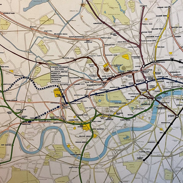รูปภาพถ่ายที่ London Transport Museum โดย Andrew W. เมื่อ 9/24/2021