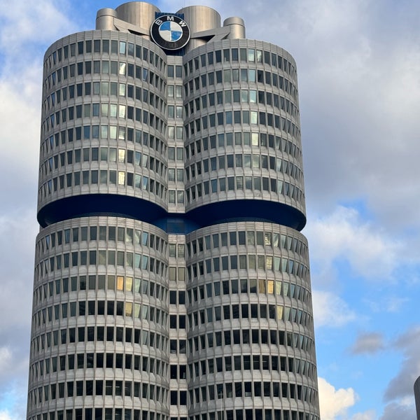 รูปภาพถ่ายที่ BMW Welt โดย Trevor O. เมื่อ 2/21/2024
