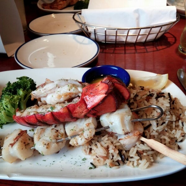 Photo taken at Red Lobster by Oscar G. on 5/2/2014