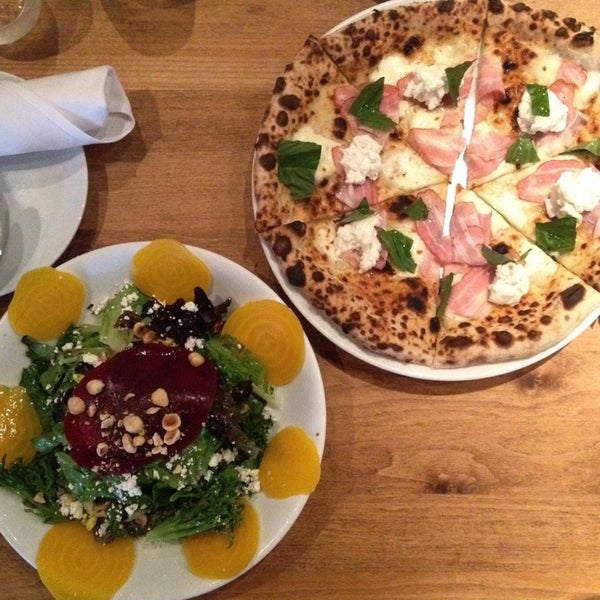 รูปภาพถ่ายที่ Novo Pizzeria &amp; Wine Bar โดย pdot เมื่อ 7/19/2014