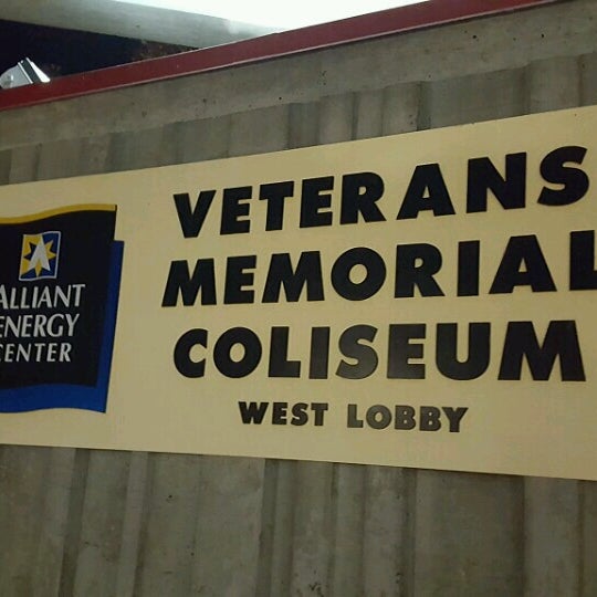 รูปภาพถ่ายที่ Veterans Memorial Coliseum at the Alliant Energy Center โดย Casey G. เมื่อ 11/4/2016