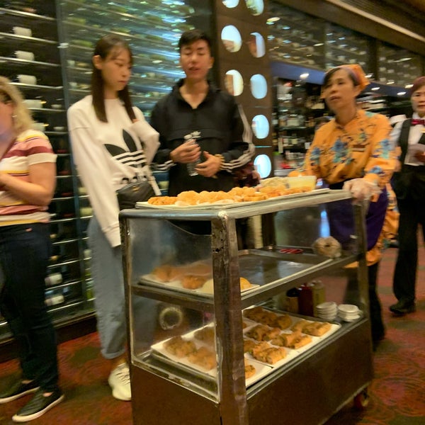 10/13/2019 tarihinde Lauren M.ziyaretçi tarafından Jing Fong Restaurant 金豐大酒樓'de çekilen fotoğraf