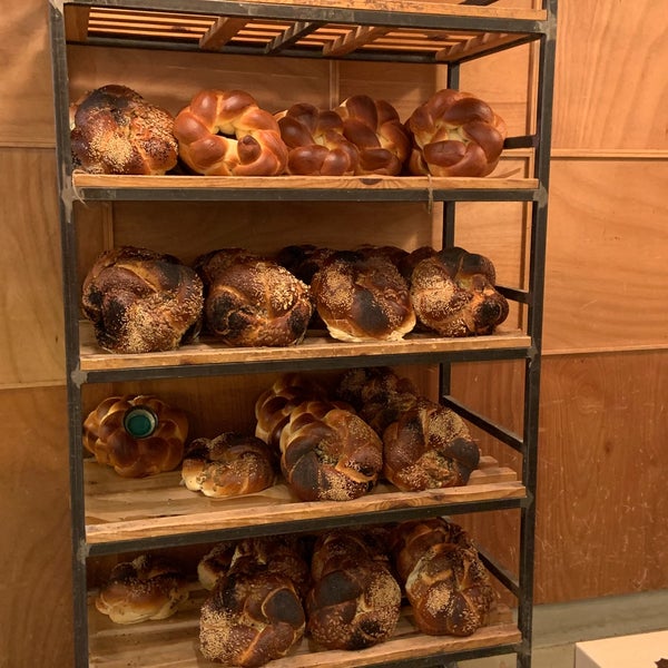 Foto tirada no(a) Breads Bakery por Lauren M. em 9/15/2021