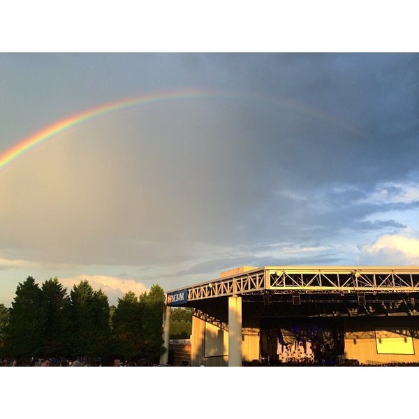 Foto tirada no(a) PNC Music Pavilion por Cassandra L. em 7/23/2014