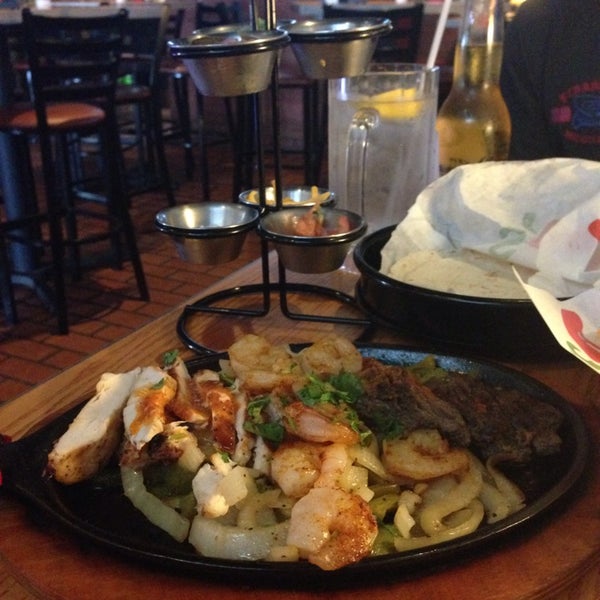 Photo taken at Chili&#39;s Grill &amp; Bar by Morena17NJ on 6/17/2014