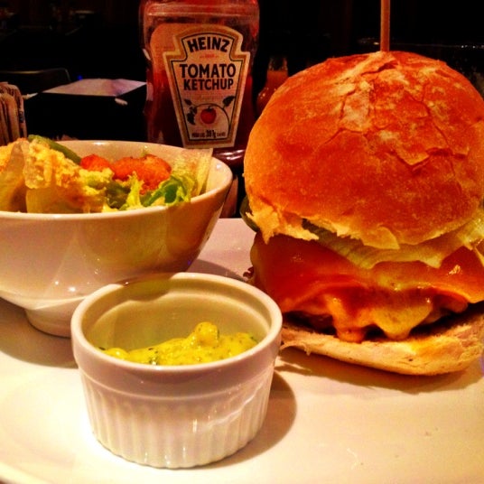 Foto tirada no(a) New Yorker Burger por Wellington G. em 11/25/2012