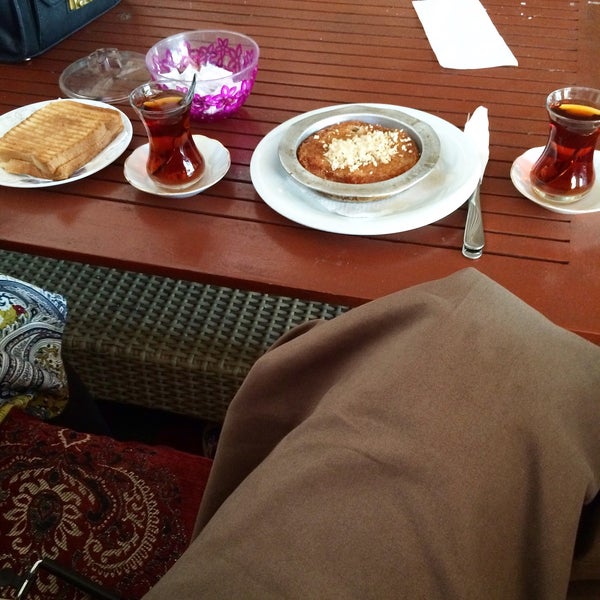 Das Foto wurde bei Ayışığı Cafe Nargile ve Restaurant von Elif B. am 9/16/2015 aufgenommen