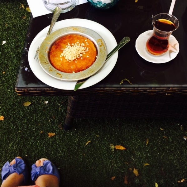 Das Foto wurde bei Ayışığı Cafe Nargile ve Restaurant von Elif B. am 9/22/2015 aufgenommen