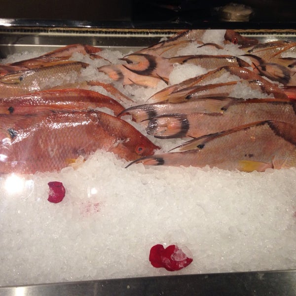 รูปภาพถ่ายที่ Fish Fish Restaurant, Bar, &amp; Market โดย Alfred U. เมื่อ 2/15/2014