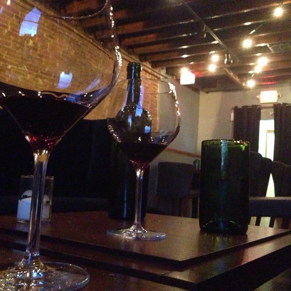 Foto diambil di The Pursuit Wine Bar oleh Stephen O. pada 7/5/2014