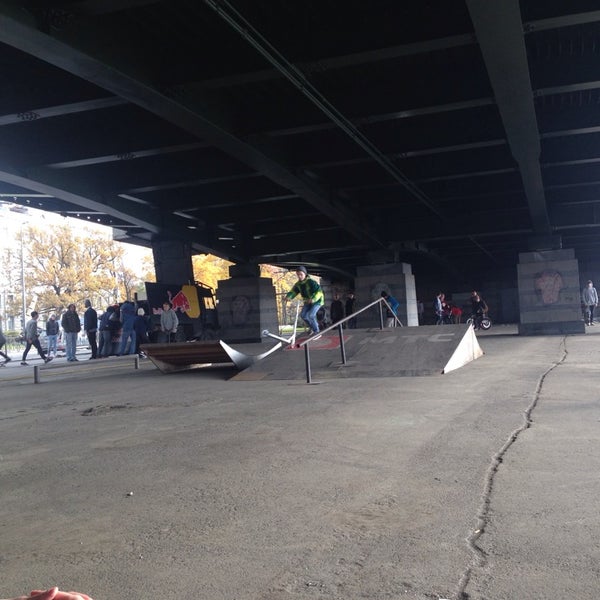 Скейт парк на чёрной речке под мостом