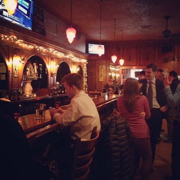 Foto tirada no(a) Rogues Gallery Bar por Eat Drink &amp; Be Philly em 3/13/2015