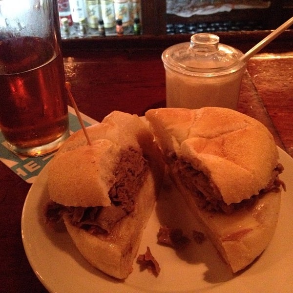 Photo prise au Cherry Street Tavern par Eat Drink &amp; Be Philly le1/12/2014