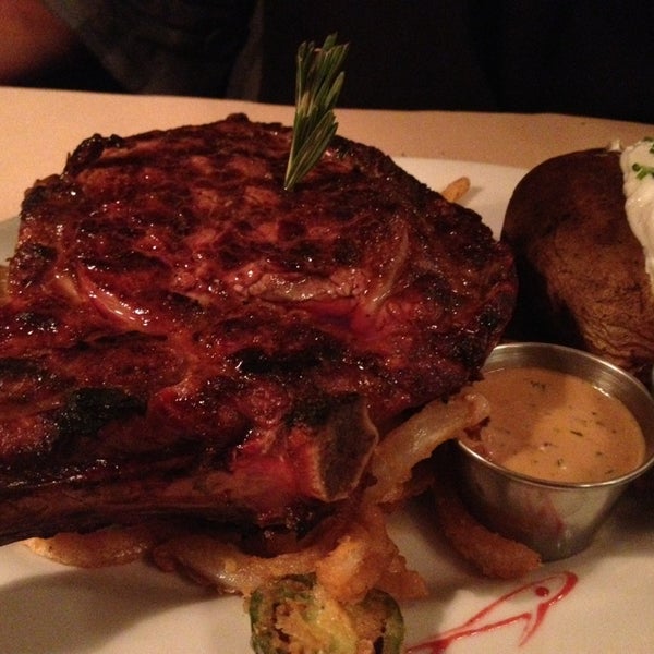 8/8/2013 tarihinde Joe S.ziyaretçi tarafından Holdren&#39;s Steaks &amp; Seafood'de çekilen fotoğraf