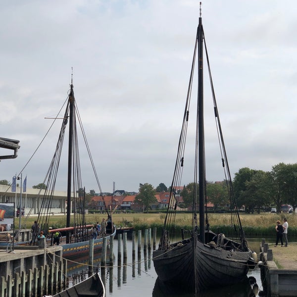 Foto diambil di Vikingeskibsmuseet oleh Pim T. pada 7/30/2019