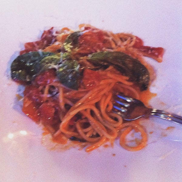 Понравилось Спагетти с соусом из Черри и Базилика. И да, обслуживание на высоком уровне!