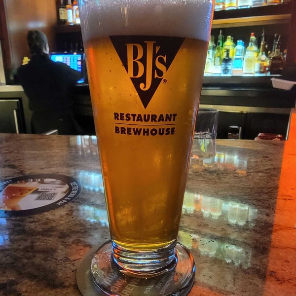 Photo taken at BJ&#39;s Restaurant &amp; Brewhouse by Tim M. on 10/2/2022
