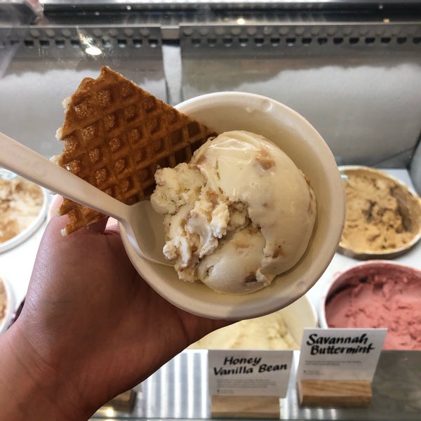 Das Foto wurde bei Jeni&#39;s Splendid Ice Creams von Anni D. am 7/4/2019 aufgenommen