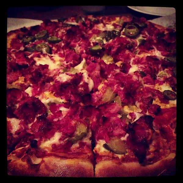 Foto tomada en Downey Pizza Company  por Olivia R. el 12/2/2012