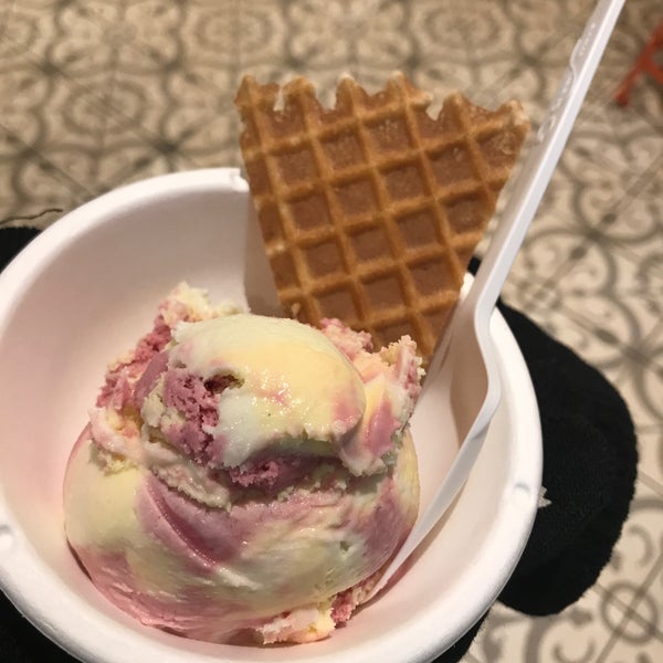 1/16/2020 tarihinde Alina S.ziyaretçi tarafından Jeni&#39;s Splendid Ice Creams'de çekilen fotoğraf