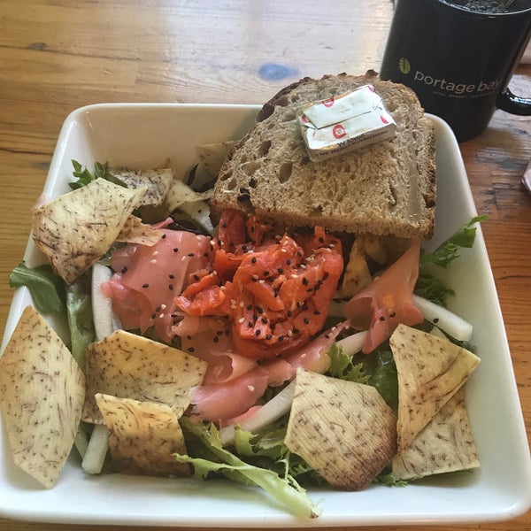 Снимок сделан в Portage Bay Cafe &amp; Catering пользователем Yao L. 8/1/2019
