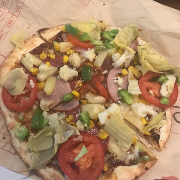 Photo taken at Mod Pizza by Yao L. on 11/22/2017