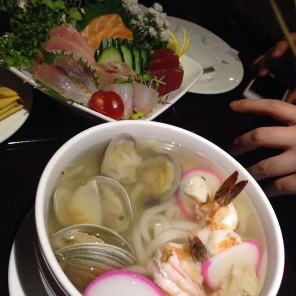 รูปภาพถ่ายที่ Pink Sumo Sushi &amp; Sake Café โดย Yao L. เมื่อ 4/2/2014
