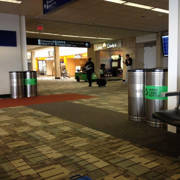 4/13/2013 tarihinde Stephanie M.ziyaretçi tarafından Minneapolis–Saint Paul International Airport (MSP)'de çekilen fotoğraf