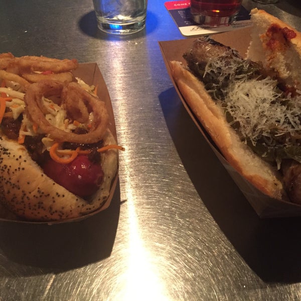 Foto tomada en Prairie Dogs Hot Dogs &amp; Handcrafted Sausages  por Eric H. el 7/4/2015