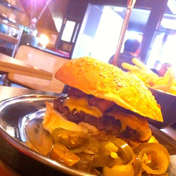 Foto tirada no(a) Brother Burger and the Marvellous Brew por Tokumin em 4/22/2014