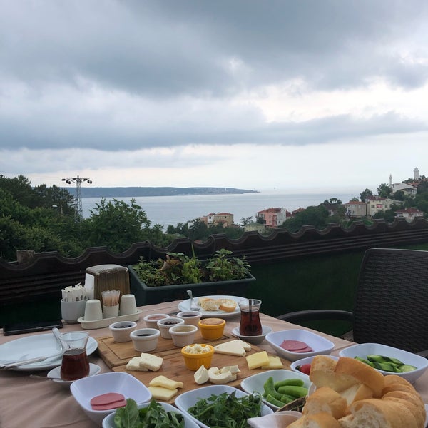Снимок сделан в Taşlıhan Restaurant пользователем deniz y. 6/20/2019