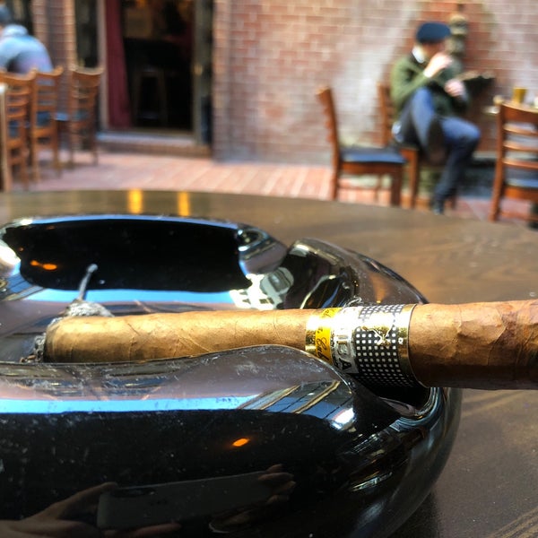 3/23/2018 tarihinde Leonardo C.ziyaretçi tarafından Cigar Bar &amp; Grill'de çekilen fotoğraf