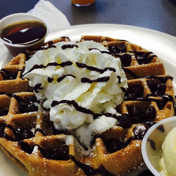 Снимок сделан в Omelette &amp; Waffle Café пользователем Asmita S. 9/28/2014