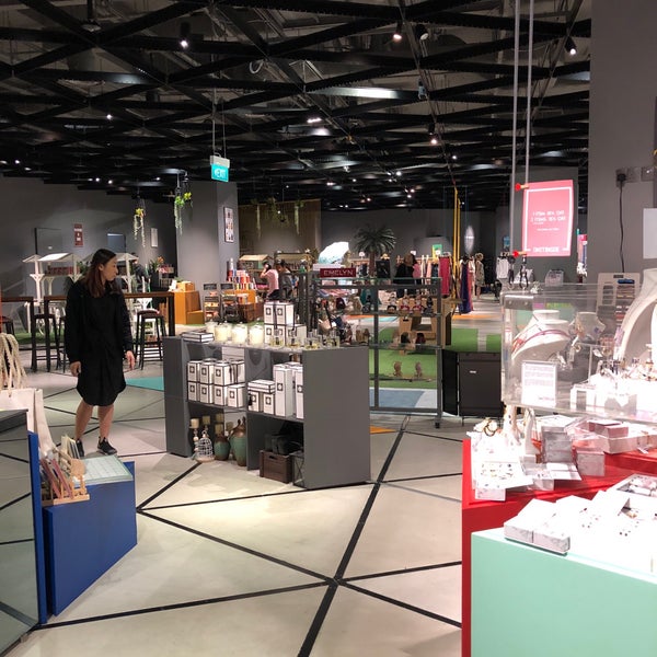 Тхт fight or escape. Tomorrow store. Extra sale 5%. Tomorrow store. Бангкок prada.