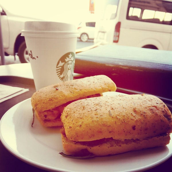 Foto tirada no(a) Starbucks por Mohammed H. em 10/29/2014