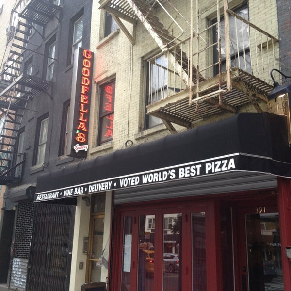 Das Foto wurde bei Goodfella&#39;s Pizza &amp; Restaurant von Brien C. am 6/8/2013 aufgenommen