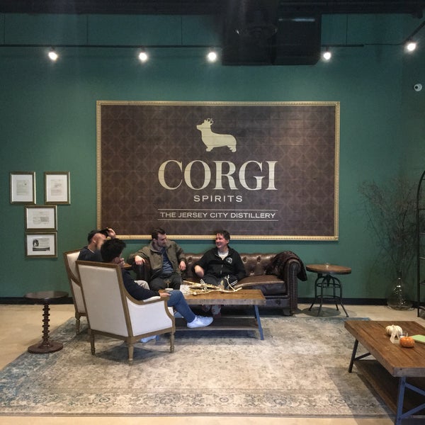 Foto tirada no(a) Corgi Spirits at The Jersey City Distillery por Eunice H. em 11/25/2017