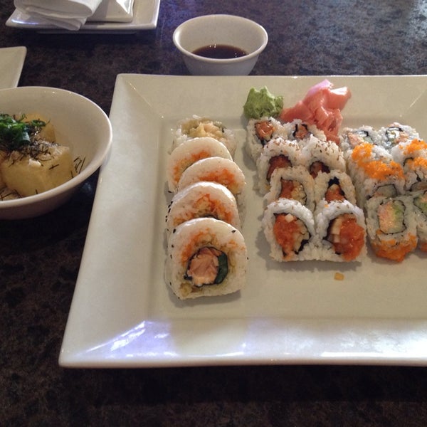Foto tirada no(a) Nagoya Japanese Restaurant &amp; Sushi Bar por Bonnie L. em 2/13/2014