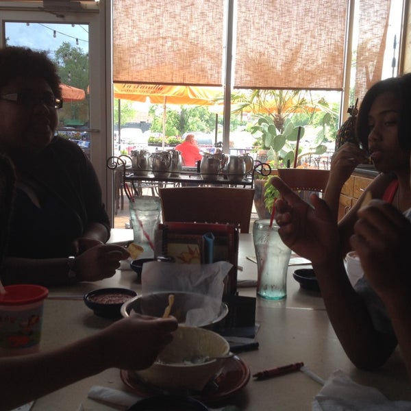 Foto diambil di La Parrilla Mexican Restaurant oleh Ann C. pada 6/22/2014